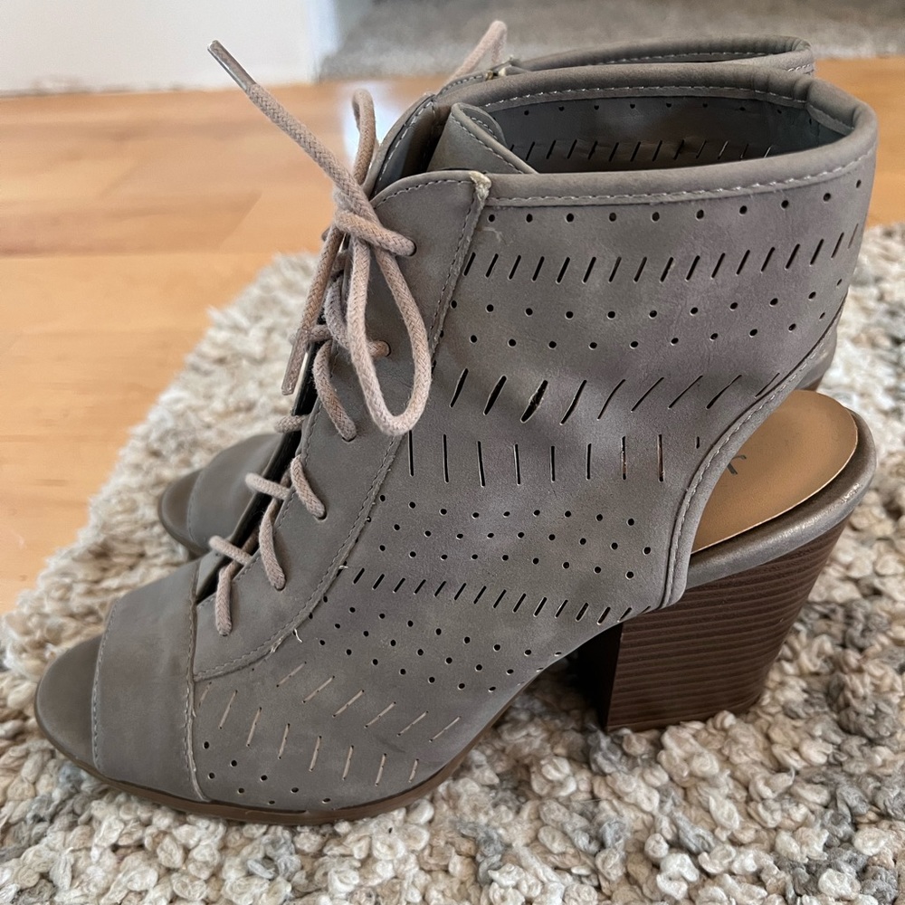 Gray Tie Up Heals